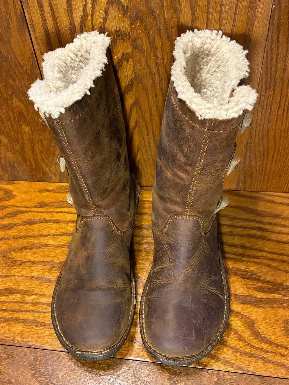 UGG Kona 5156 Leather Sheepskin Toggle Winter Boots Brown Women’s 9